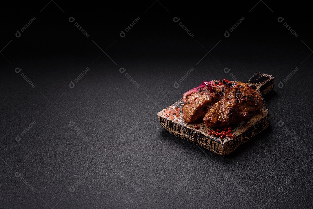 Imagem mostra o que parece ser shashlik ou chachlik, um prato tradicional da culinária russa