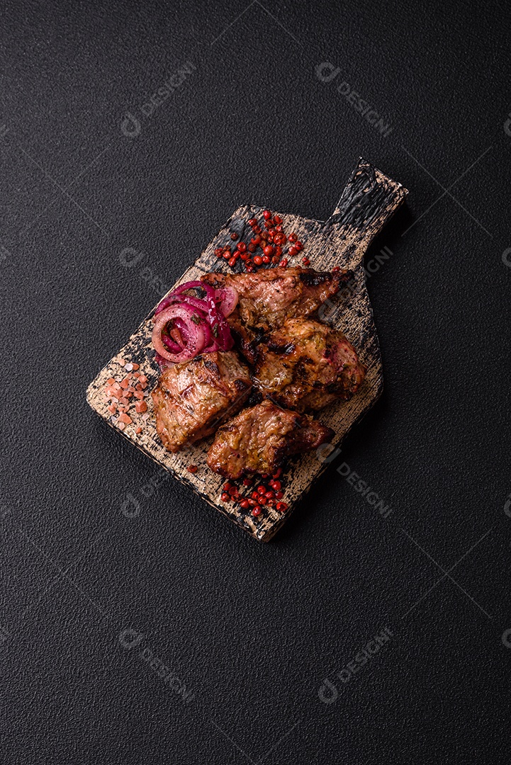 Imagem mostra o que parece ser shashlik ou chachlik, um prato tradicional da culinária russa