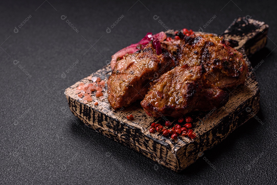 imagem mostra o que parece ser shashlik ou chachlik, um prato tradicional da culinária russa