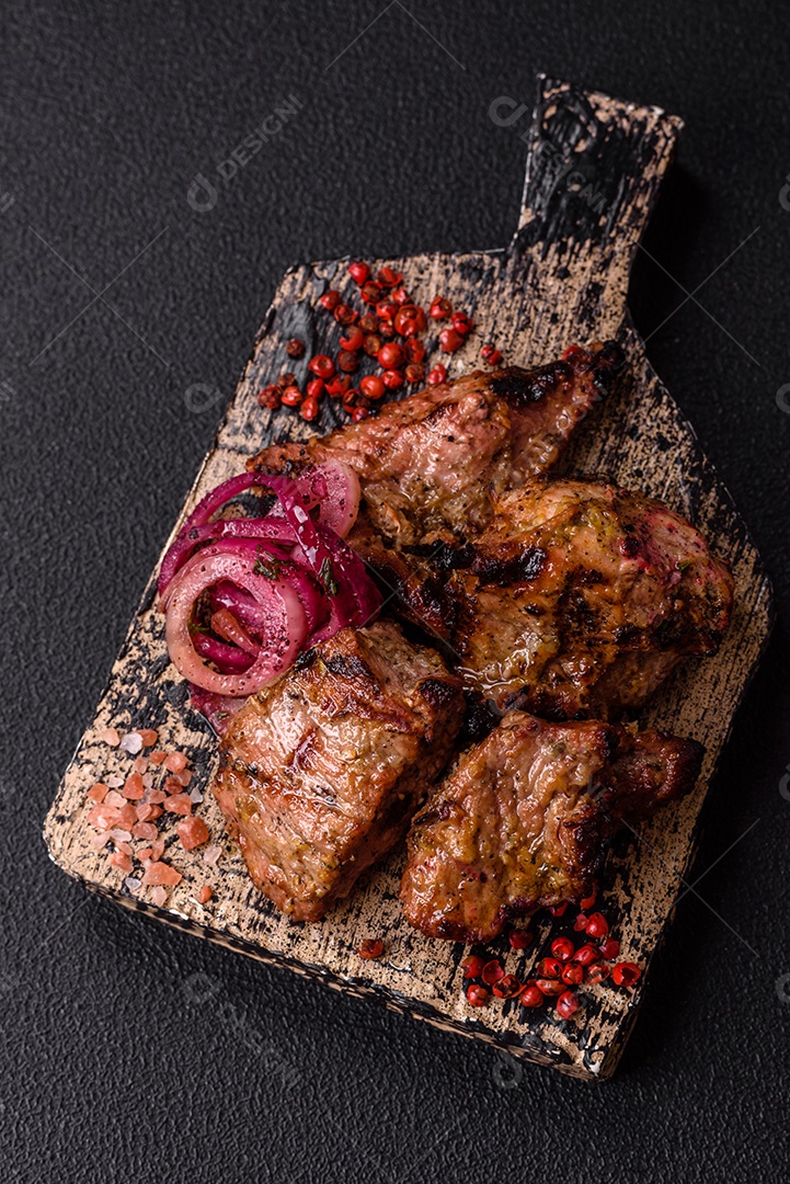 Prato com pedaços de carne grelhada, que se assemelham a fígado bovino, acompanhados de molho