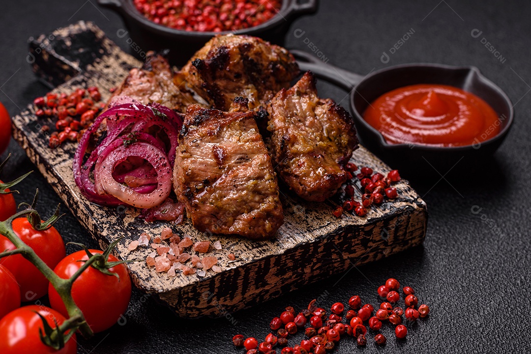 Prato com pedaços de carne grelhada, que se assemelham a fígado bovino, acompanhados de molho