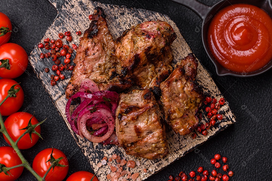 Prato com pedaços de carne grelhada, que se assemelham a fígado bovino, acompanhados de molho