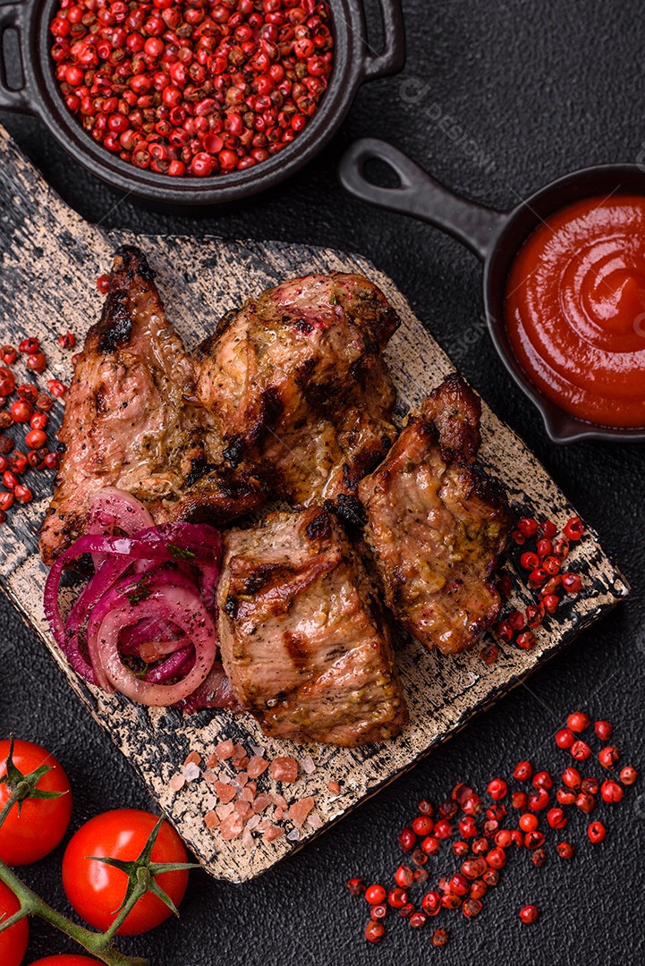 Prato com pedaços de carne grelhada, que se assemelham a fígado bovino, acompanhados de molho