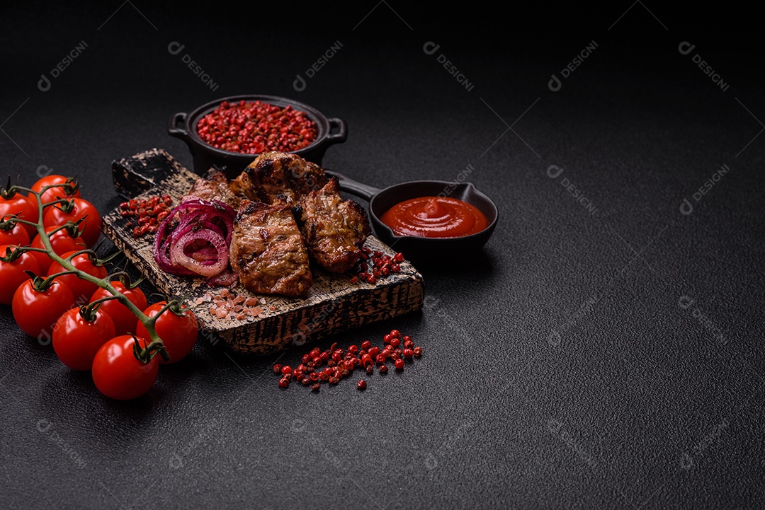 Prato com pedaços de carne grelhada, que se assemelham a fígado bovino, acompanhados de molho