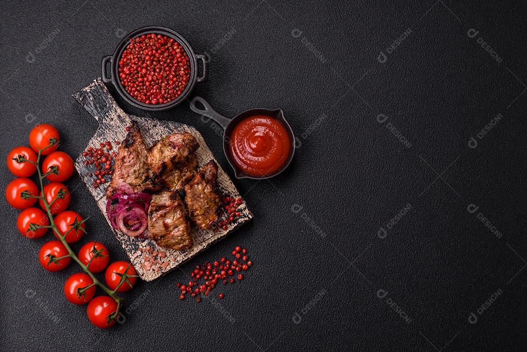 Prato com pedaços de carne grelhada, que se assemelham a fígado bovino, acompanhados de molho