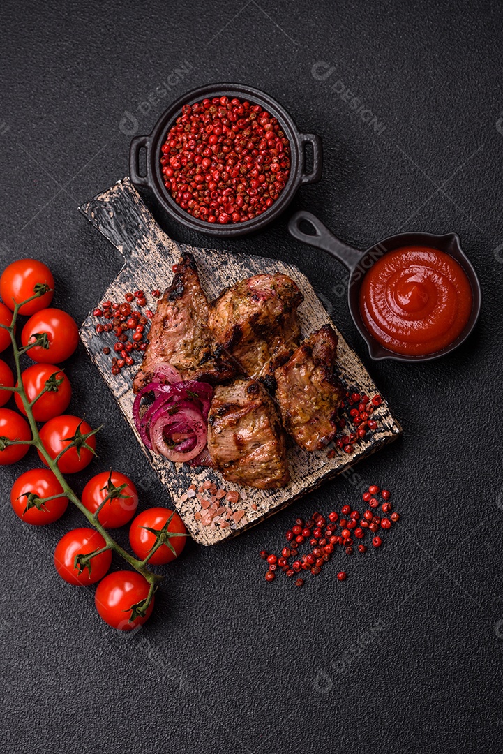 Prato com pedaços de carne grelhada, que se assemelham a fígado bovino, acompanhados de molho
