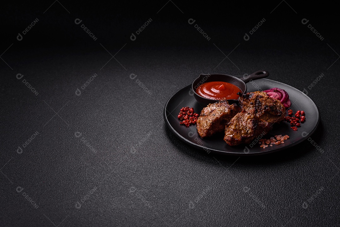 Prato com pedaços de carne grelhada, que se assemelham a fígado bovino, acompanhados de molho