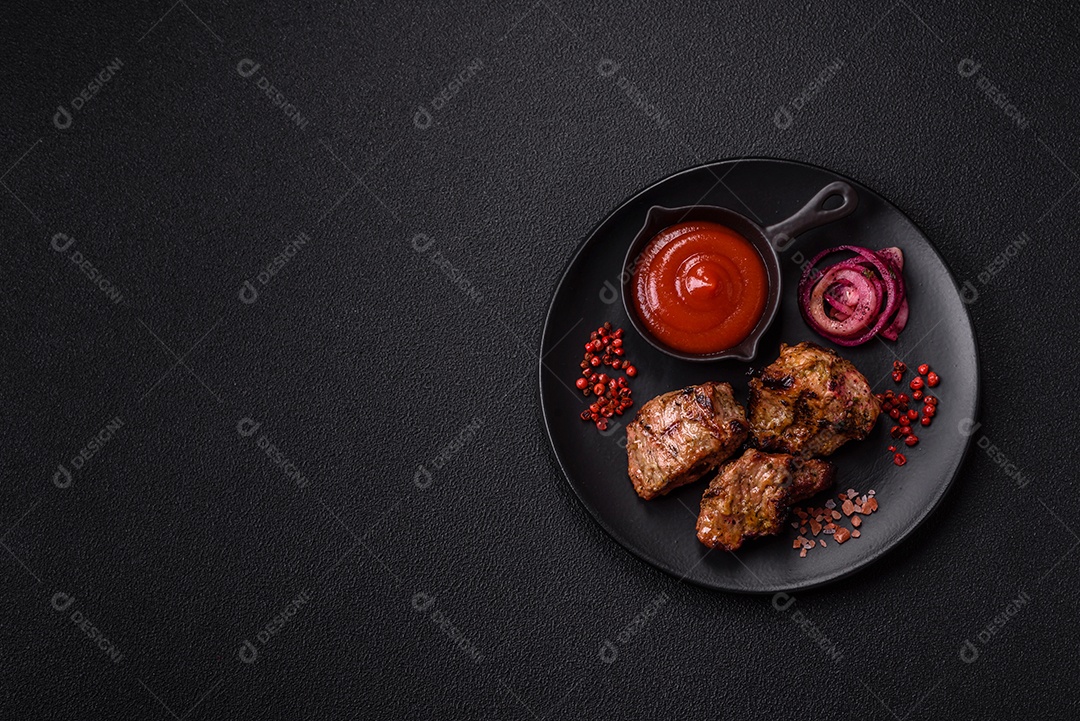 Prato com pedaços de carne grelhada, que se assemelham a fígado bovino, acompanhados de molho