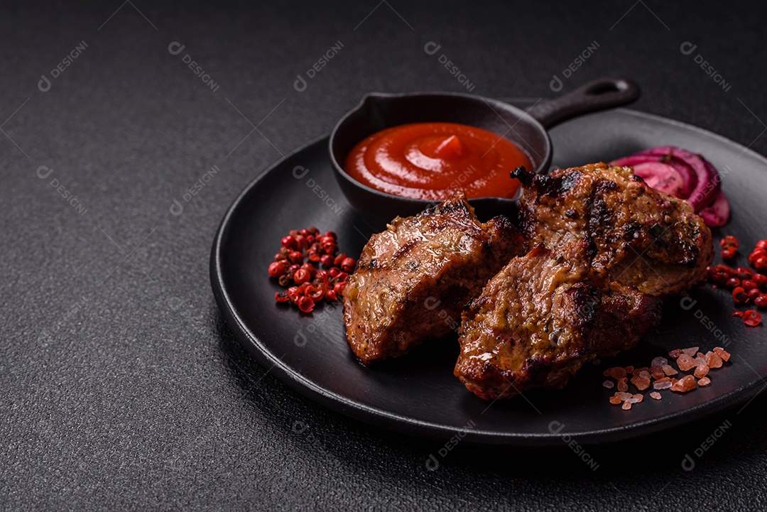 Prato com pedaços de carne grelhada, que se assemelham a fígado bovino, acompanhados de molho