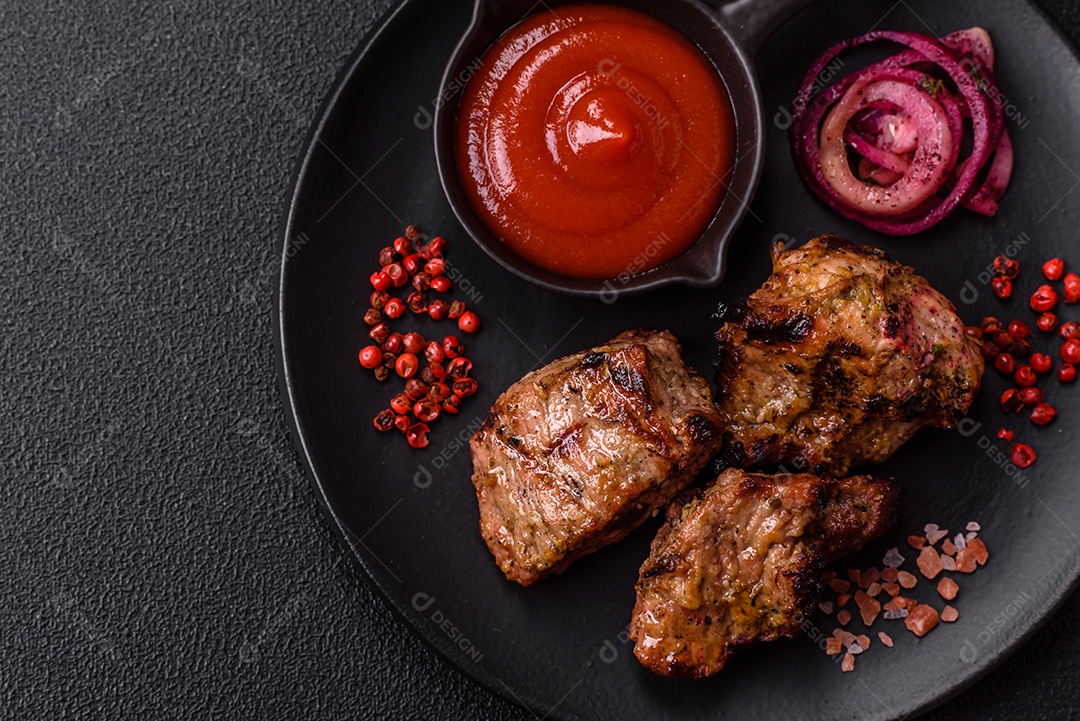 Prato com pedaços de carne grelhada, que se assemelham a fígado bovino, acompanhados de molho