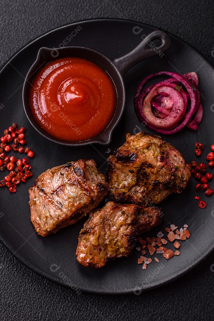 Prato com pedaços de carne grelhada, que se assemelham a fígado bovino, acompanhados de molho