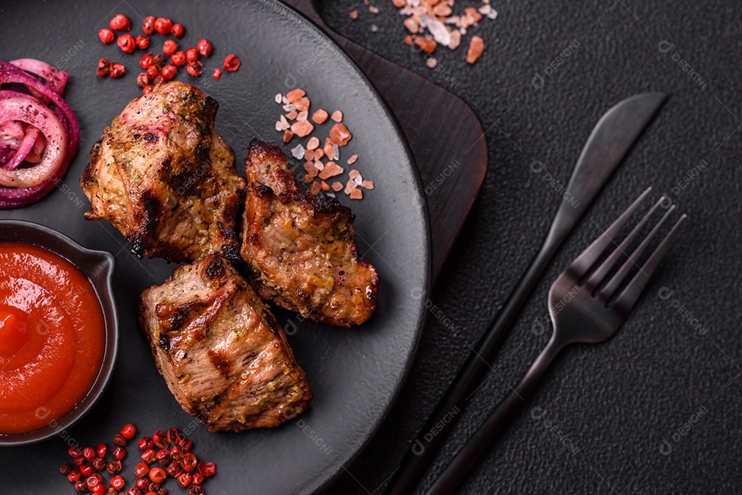 Prato com pedaços de carne grelhada, que se assemelham a fígado bovino, acompanhados de molho