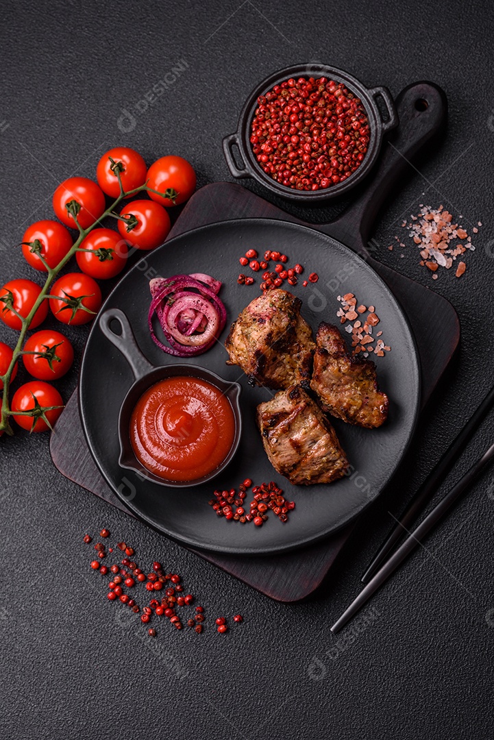 Prato com pedaços de carne grelhada, que se assemelham a fígado bovino, acompanhados de molho