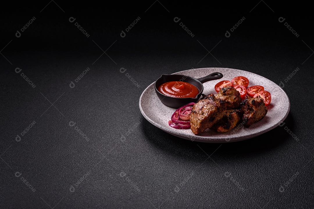 Prato com pedaços de carne grelhada, que se assemelham a fígado bovino, acompanhados de molho