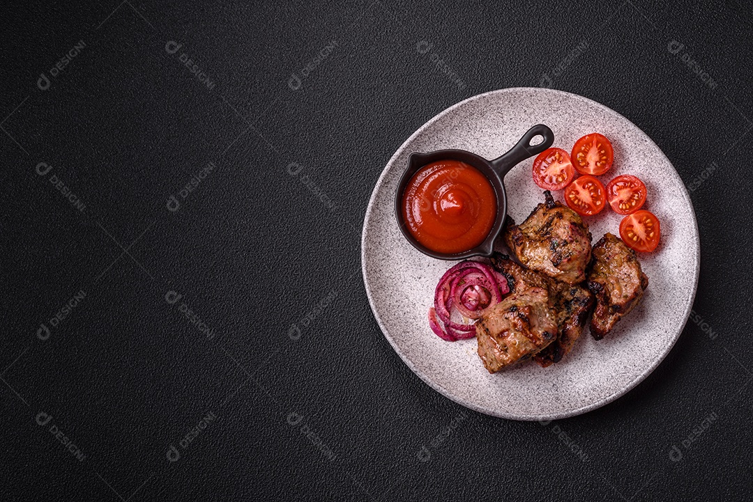 Prato com pedaços de carne grelhada, que se assemelham a fígado bovino, acompanhados de molho