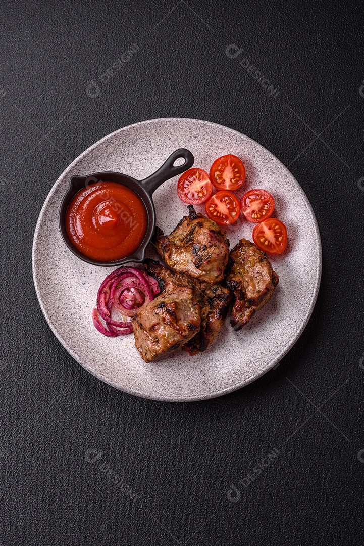 Prato com pedaços de carne grelhada, que se assemelham a fígado bovino, acompanhados de molho