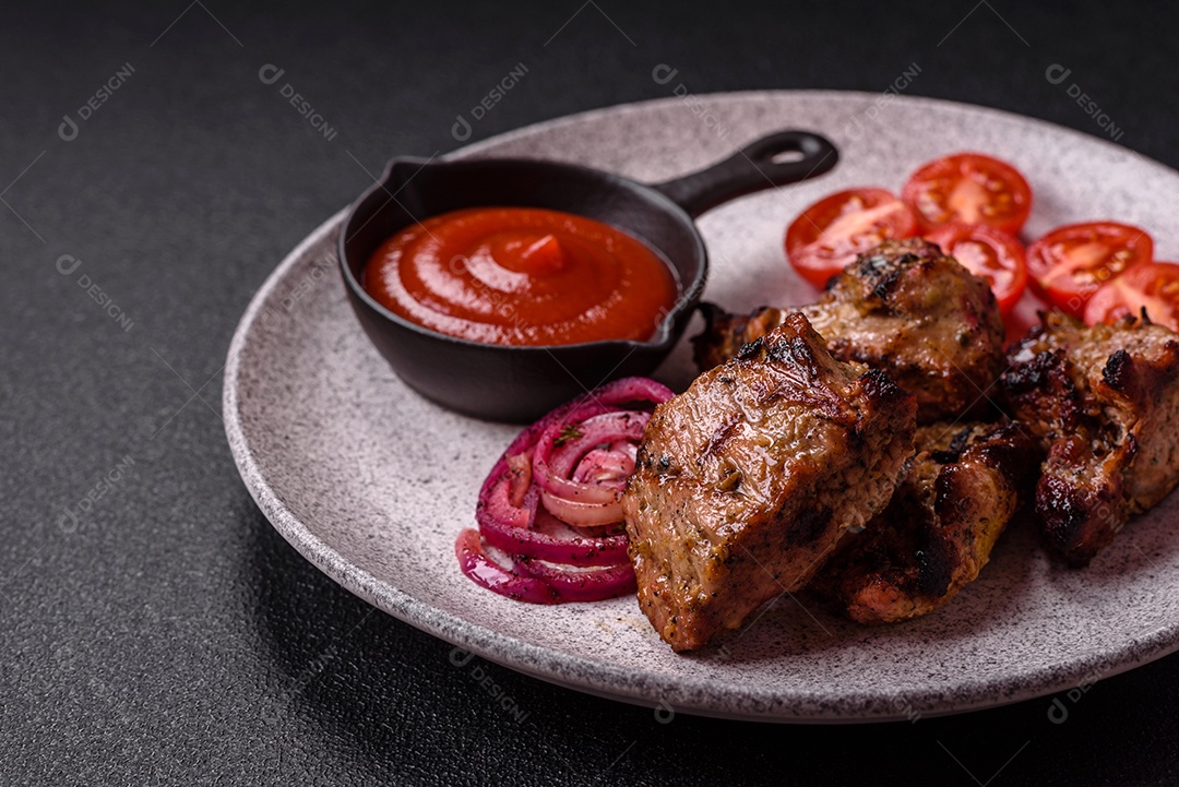 Prato com pedaços de carne grelhada, que se assemelham a fígado bovino, acompanhados de molho