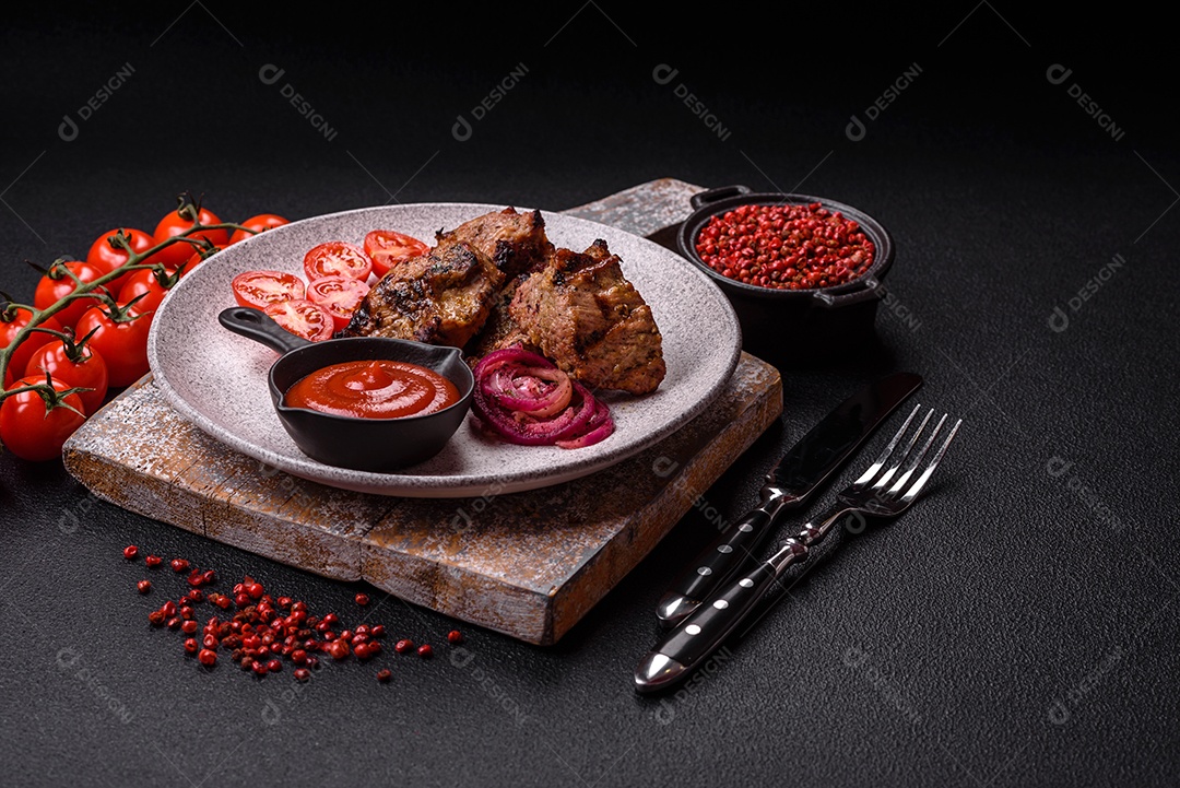 Prato com pedaços de carne grelhada, que se assemelham a fígado bovino, acompanhados de molho