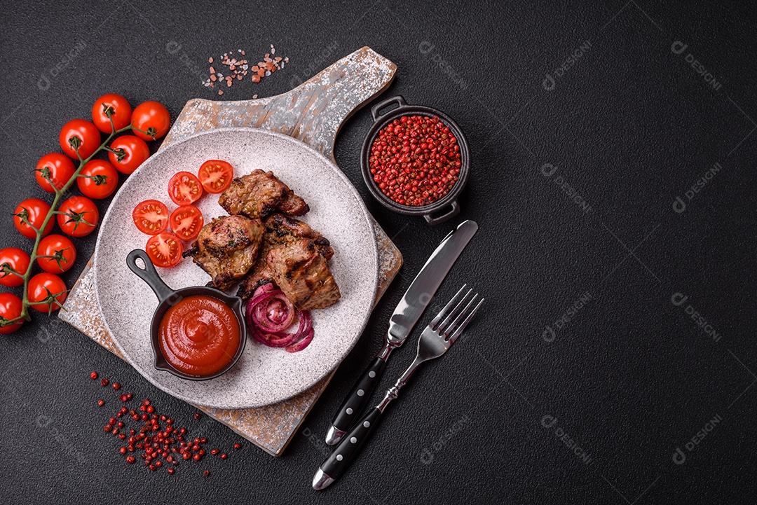 Prato com pedaços de carne grelhada, que se assemelham a fígado bovino, acompanhados de molho