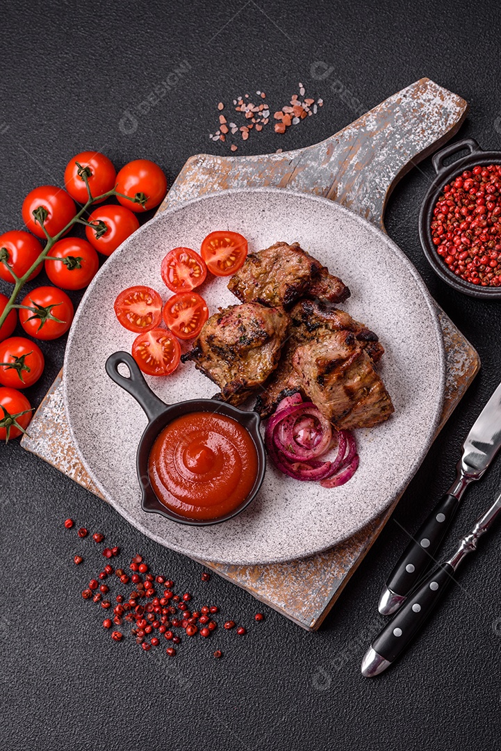 Prato com pedaços de carne grelhada, que se assemelham a fígado bovino, acompanhados de molho
