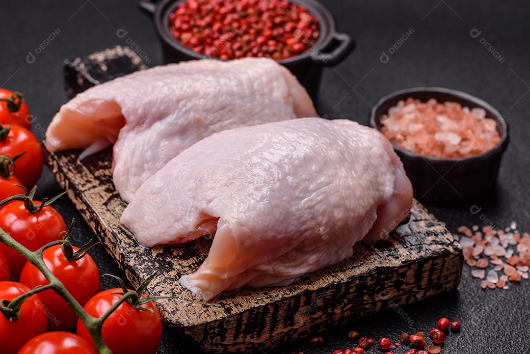 Sobrecoxas de frango cruas, prontas para serem preparadas. A sobrecoxa