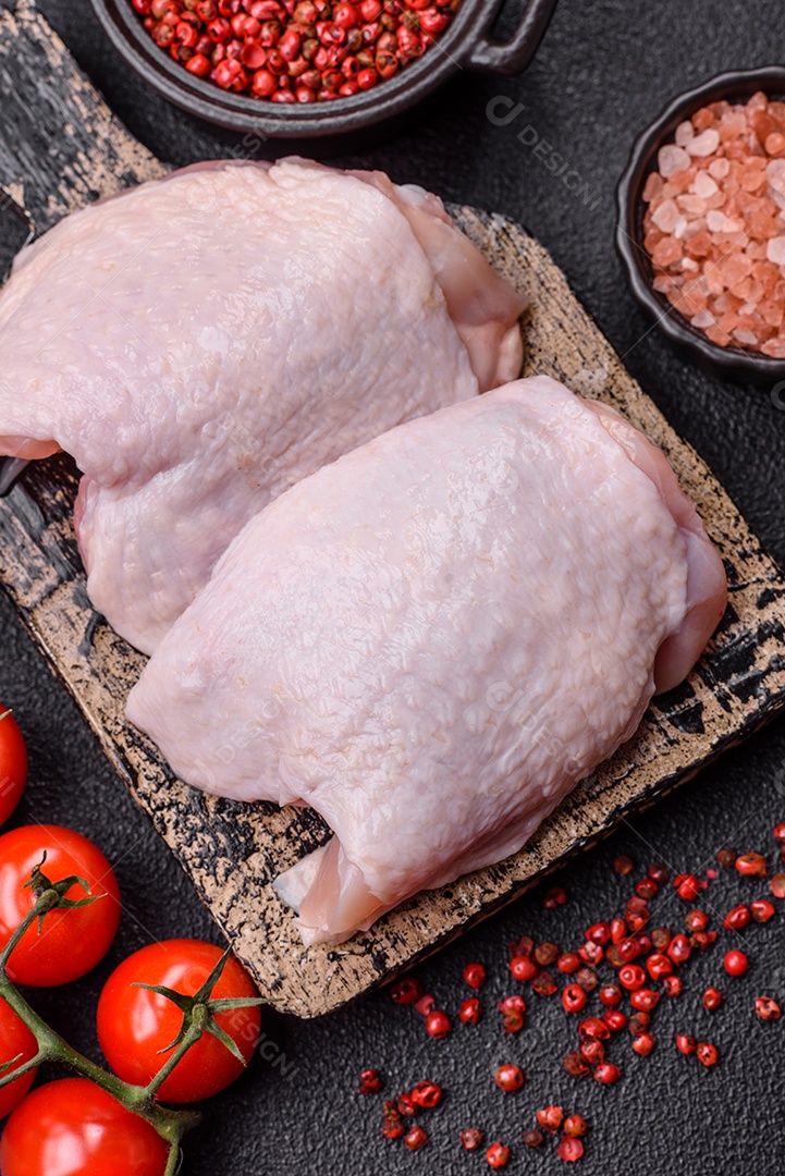 Sobrecoxas de frango cruas, prontas para serem preparadas. A sobrecoxa