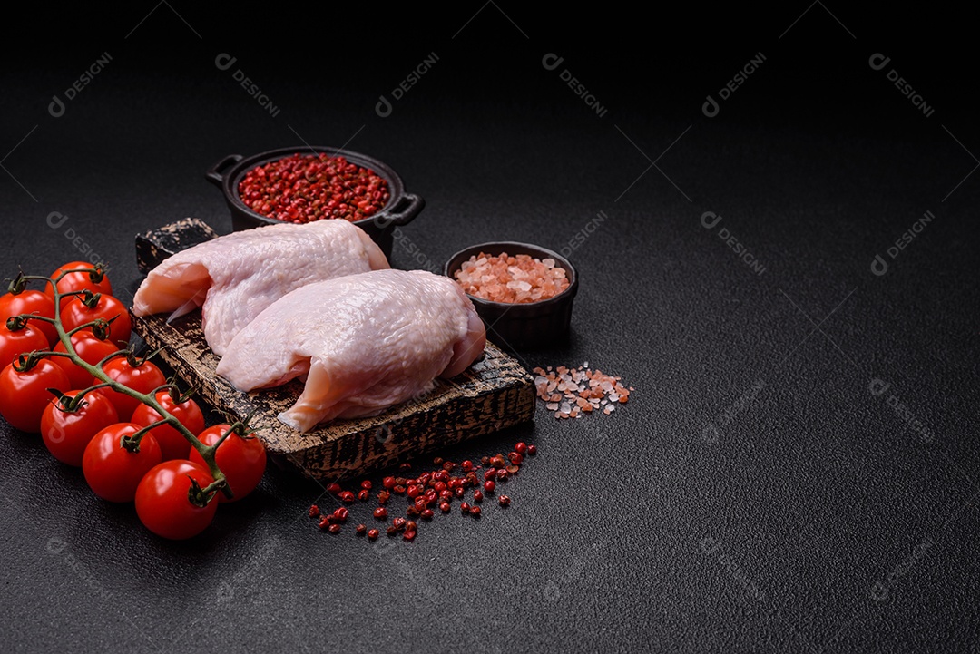 Sobrecoxas de frango cruas, prontas para serem preparadas. A sobrecoxa