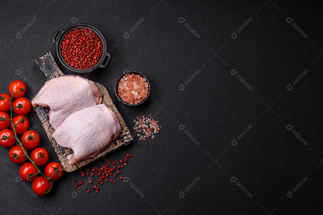 Sobrecoxas de frango cruas, prontas para serem preparadas. A sobrecoxa