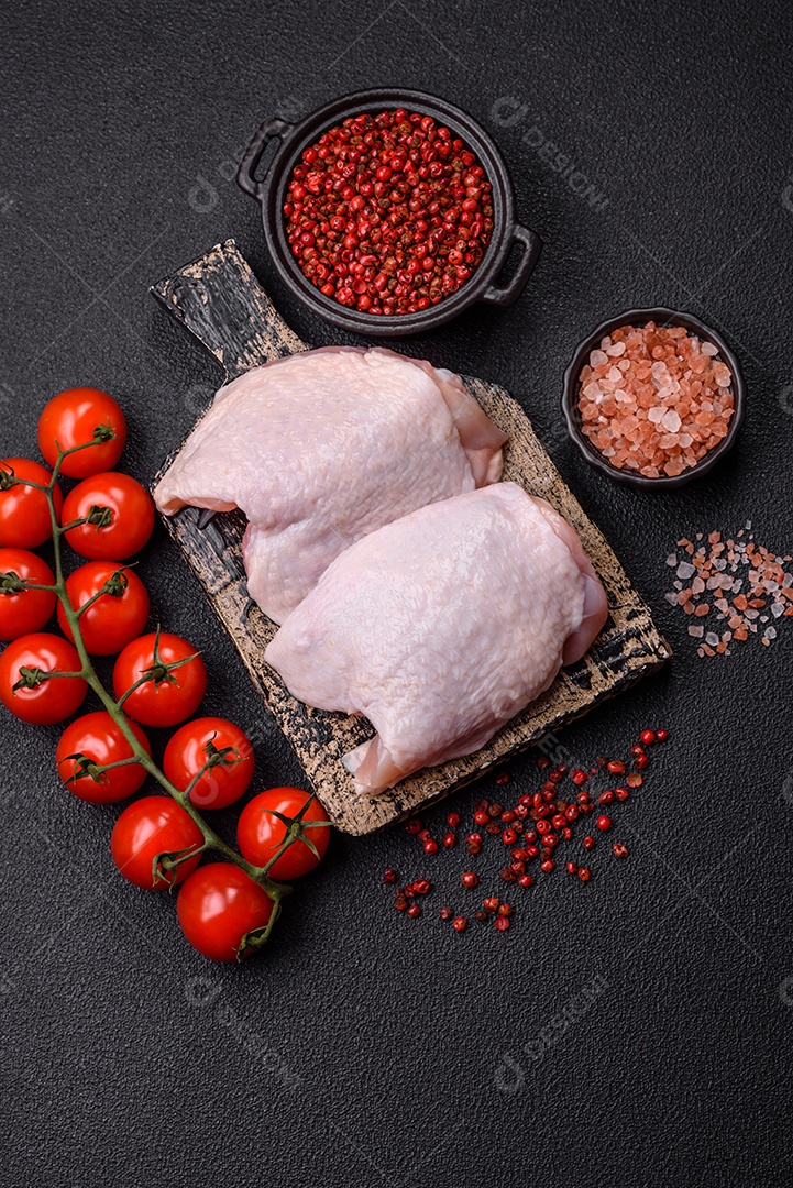 Sobrecoxas de frango cruas, prontas para serem preparadas. A sobrecoxa