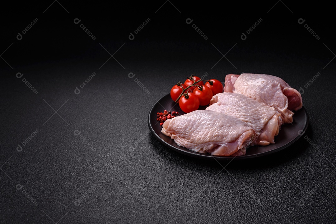 Sobrecoxas de frango cruas, prontas para serem preparadas. A sobrecoxa