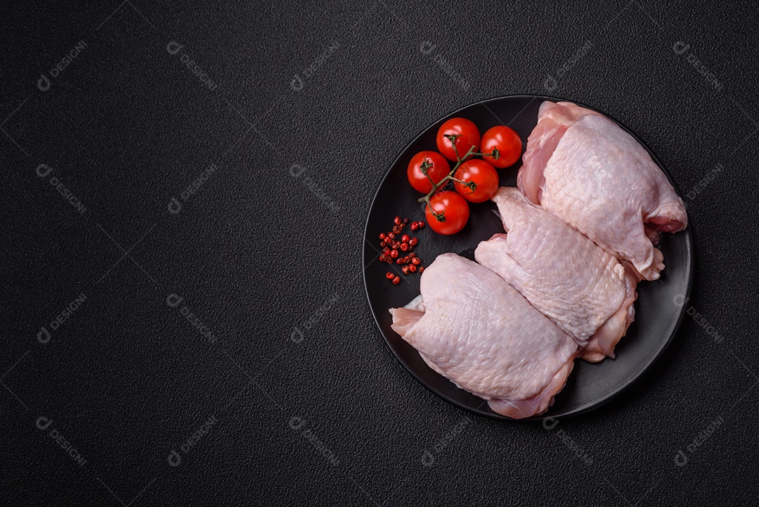 Sobrecoxas de frango cruas, prontas para serem preparadas. A sobrecoxa