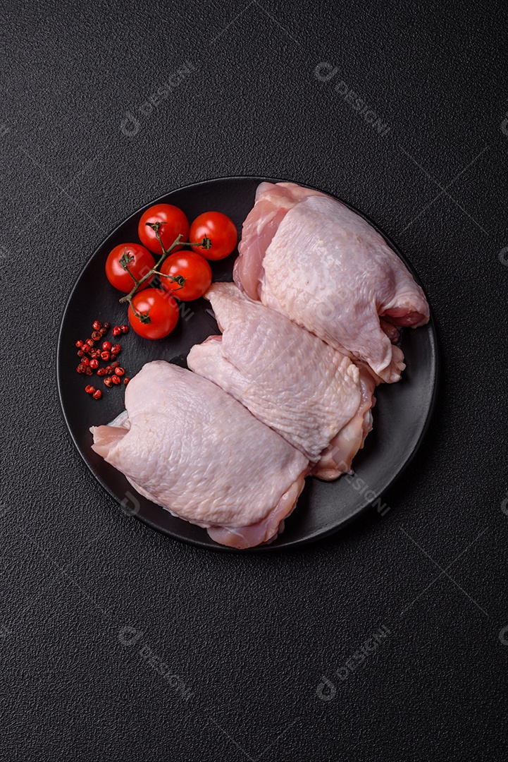 Sobrecoxas de frango cruas, prontas para serem preparadas. A sobrecoxa