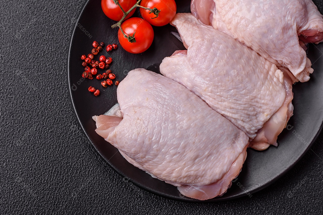 Sobrecoxas de frango cruas, prontas para serem preparadas. A sobrecoxa
