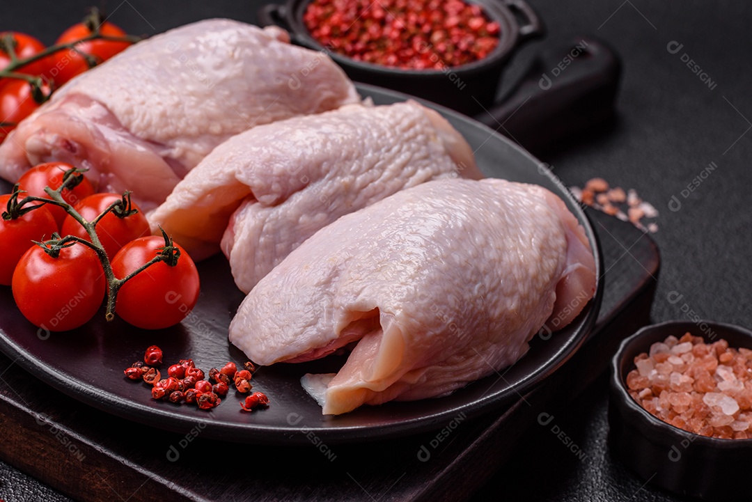 Sobrecoxas de frango cruas, prontas para serem preparadas. A sobrecoxa