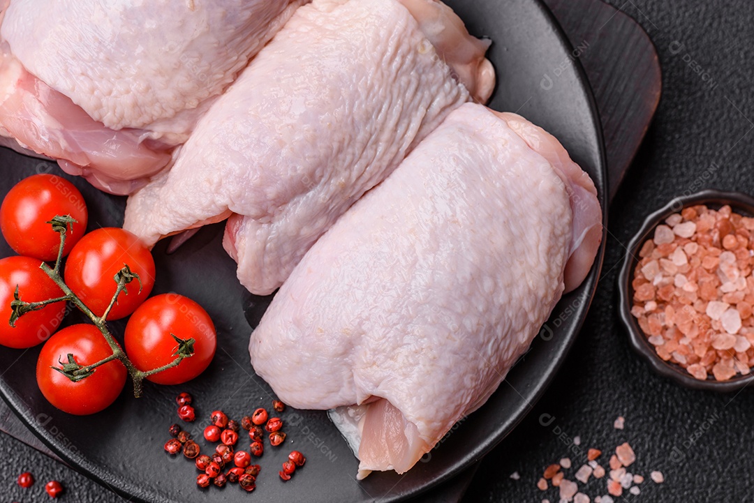 Sobrecoxas de frango cruas, prontas para serem preparadas. A sobrecoxa