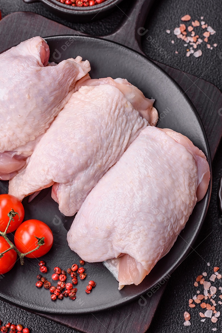 Sobrecoxas de frango cruas, prontas para serem preparadas. A sobrecoxa
