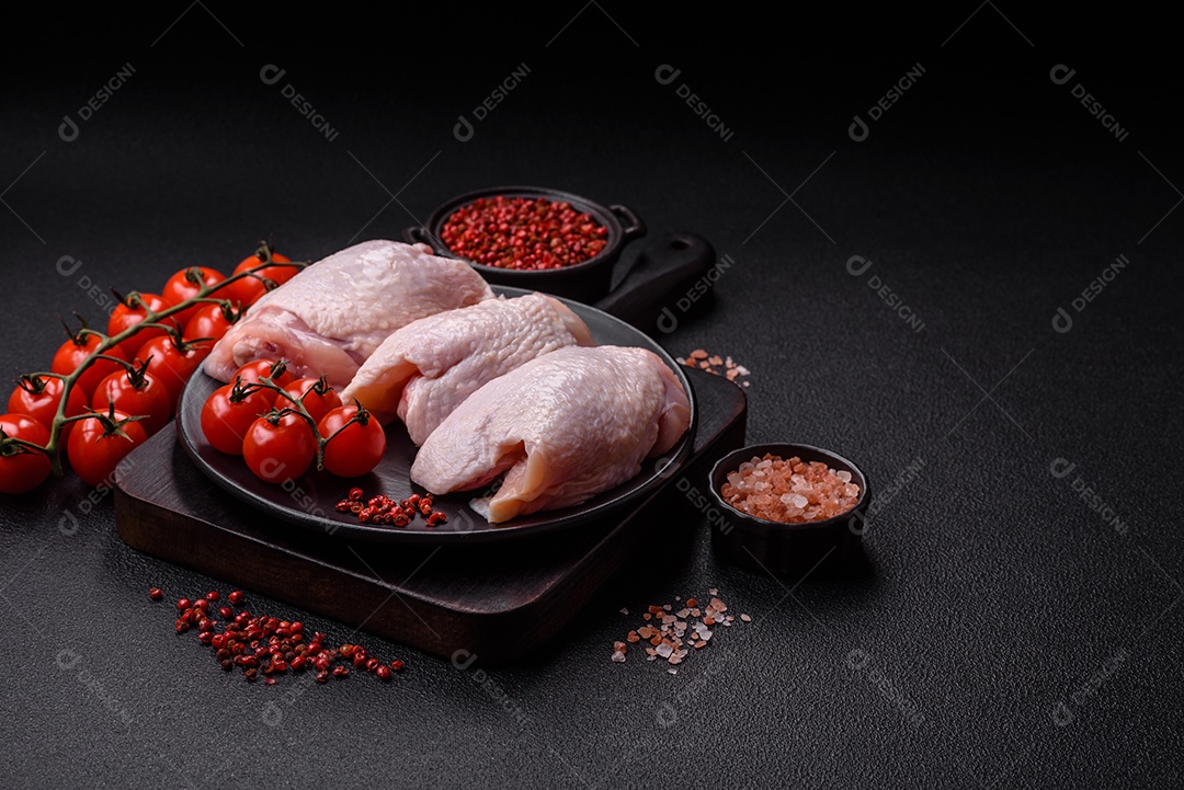 Sobrecoxas de frango cruas, prontas para serem preparadas. A sobrecoxa