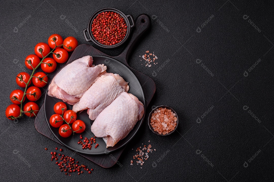 Sobrecoxas de frango cruas, prontas para serem preparadas. A sobrecoxa