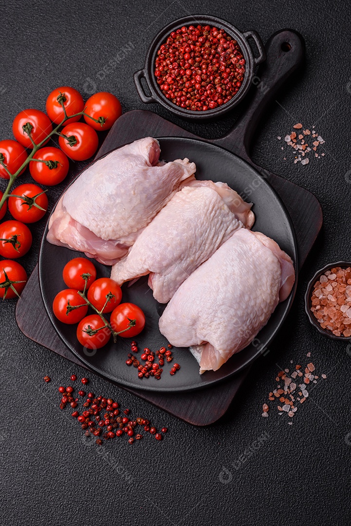 Sobrecoxas de frango cruas, prontas para serem preparadas. A sobrecoxa