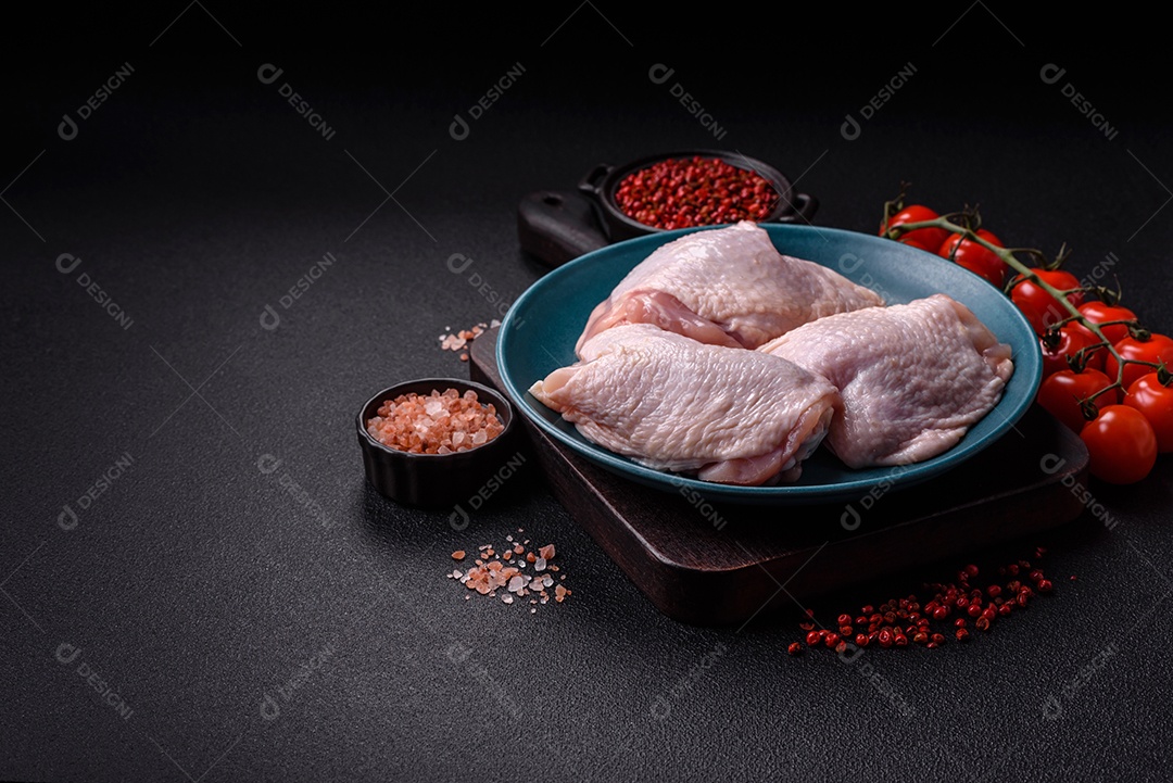 Sobrecoxas de frango cruas, prontas para serem preparadas. A sobrecoxa