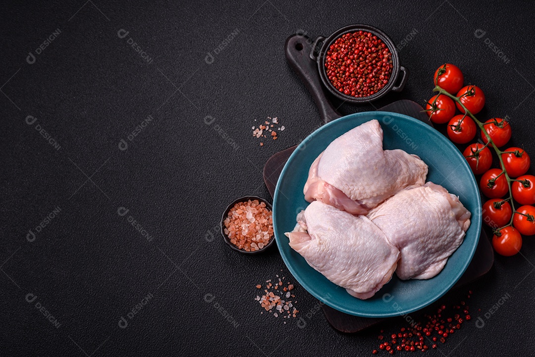 Sobrecoxas de frango cruas, prontas para serem preparadas. A sobrecoxa