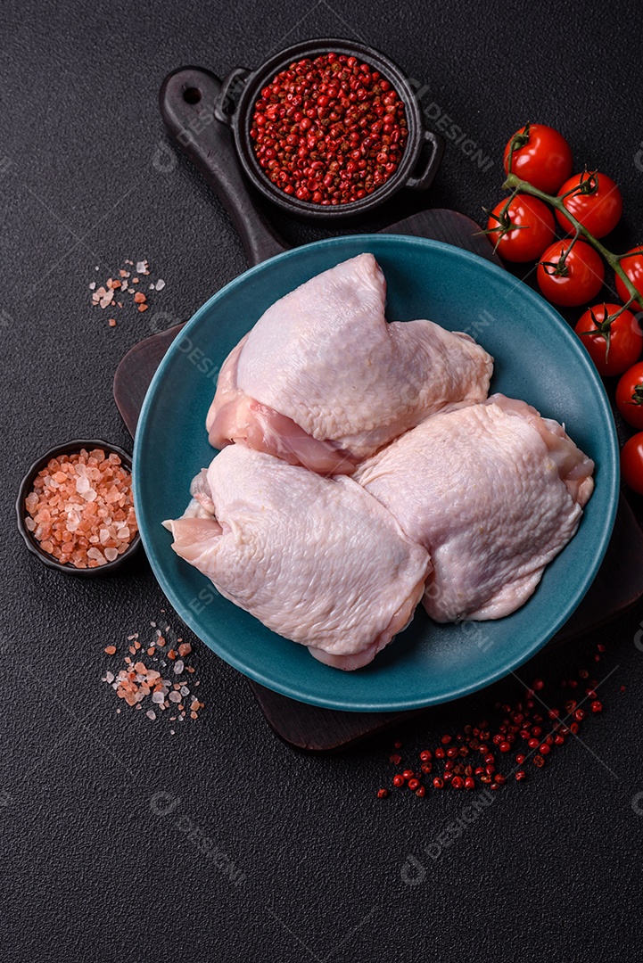 Sobrecoxas de frango cruas, prontas para serem preparadas. A sobrecoxa