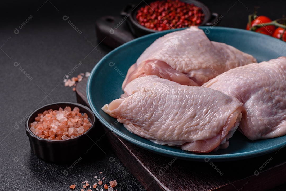 Sobrecoxas de frango cruas, prontas para serem preparadas. A sobrecoxa