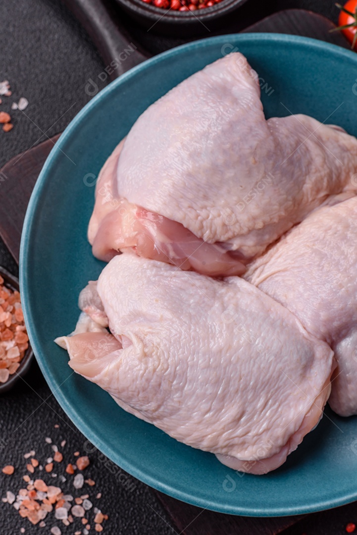 Sobrecoxas de frango cruas, prontas para serem preparadas. A sobrecoxa