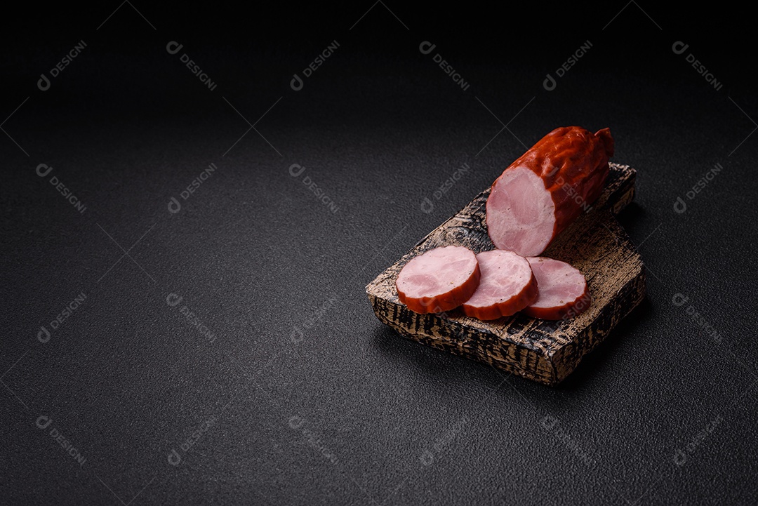 Imagem mostra fatias de presunto ou outro frios similar, acompanhadas de um molho vermelho