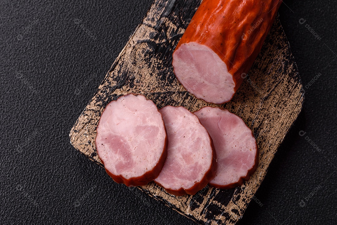 Imagem mostra fatias de presunto ou outro frios similar, acompanhadas de um molho vermelho