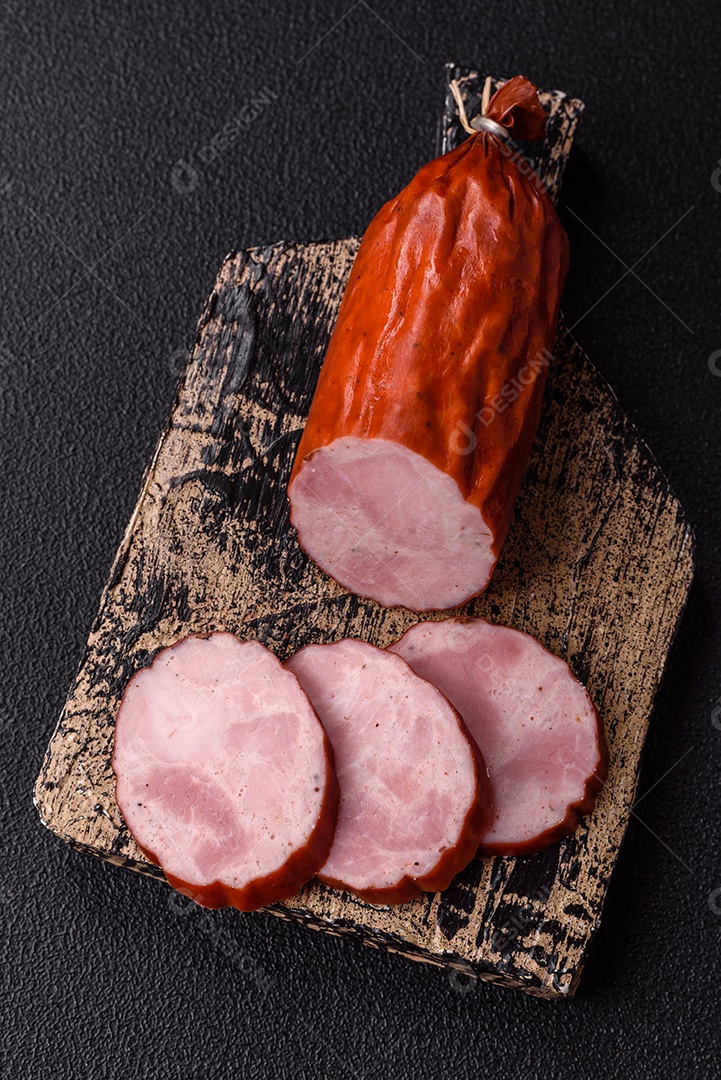 Fatias de presunto cozido, acompanhadas de tomates cereja e molho