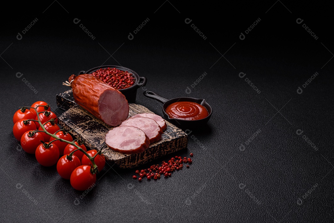 Fatias de presunto cozido, acompanhadas de tomates cereja e molho