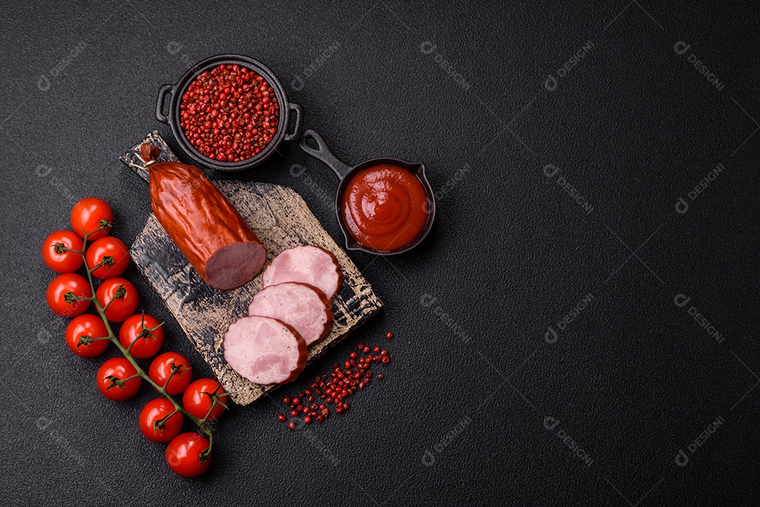 Fatias de presunto cozido, acompanhadas de tomates cereja e molho