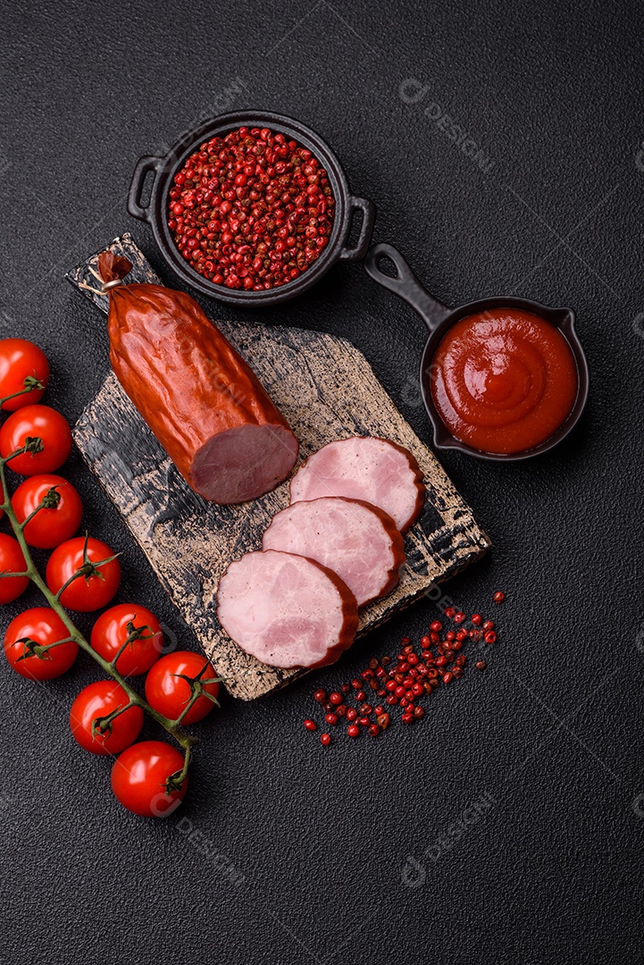 Fatias de presunto cozido, acompanhadas de tomates cereja e molho